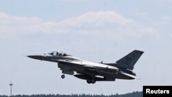 Истребитель F-16 взлетает во время учений НАТО «Воздушный защитник 23» на базе ВВС США в Шпангдалеме, Германия, 14 июня 2023 года. 