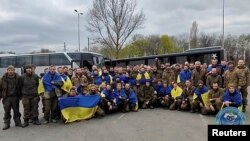 Украинские военные, возвращающиеся на родину в ходе состоявшегося обмена пленными. 16 апреля 2023 г. 