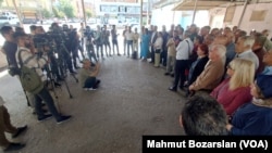 Diyarbakır Cezaevi önünde toplanan dönemin mahkumları, cezaevinin hafıza müzesi yapılması çağrısını yineledi.