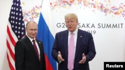 Президент США Дональд Трамп и президент РФ Владимир Путин в Осаке. 28 июня 2019 г.