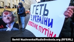 Надпись на плакате рядом с портретом Медведчука: вон из Украины, приспешник Путина