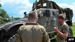 Украинские военные у бронемашины Oshkosh американского производства.