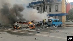 Пожарные тушат горящие автомобили после обстрела в Белгороде, Россия, 30 декабря 2023 года