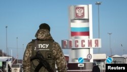 Украинский пограничник несет службу рядом с российской границей на севере Харьковской области, 28 ноября 2018 года