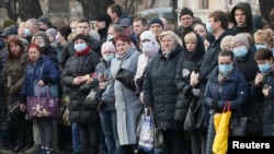 На остановке наземного транспорта после закрытия метрополитена. Киев. 19 марта.