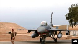 Иракский солдат стоит на страже возле истребителя ВВС Ирака F-16 американского производства на авиабазе в пригороде Багдада (Архивное фото).