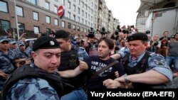 Задержание участника протеста в поддержку журналиста Ивана Голунова. Москва. 12 июня 2019