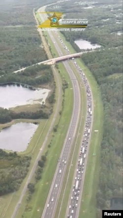 Автомобильная пробка в районе Тампы, 7 октября (фото: Hillsborough County Sheriff's Office via X/Handout via Reuters)