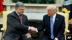 Президент США Дональд Трамп и президент Украины Петр Порошенко в Овальном кабинете Белого дома. 20 июня 2017 г. 